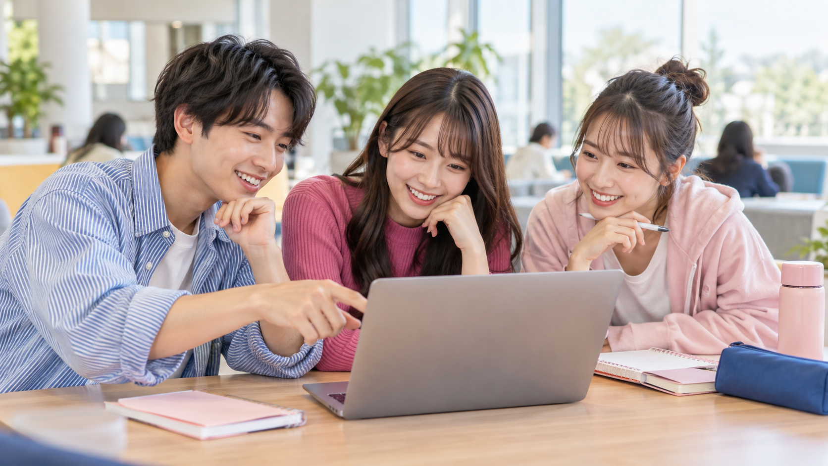 合宿免許の日程を一緒に決める大学生の友達